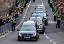 Am Dienstag brachte ein Leichenwagen die sterblichen Überreste der Queen in Edinburgh zum dortigen Flughafen.