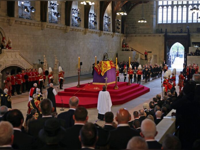 Der Sarg von Queen Elizabeth II. in Westminster Hall.