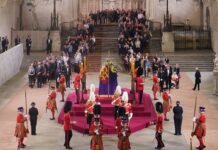 Der Sarg von Queen Elizabeth II. ist in Westminster Hall aufgebahrt.