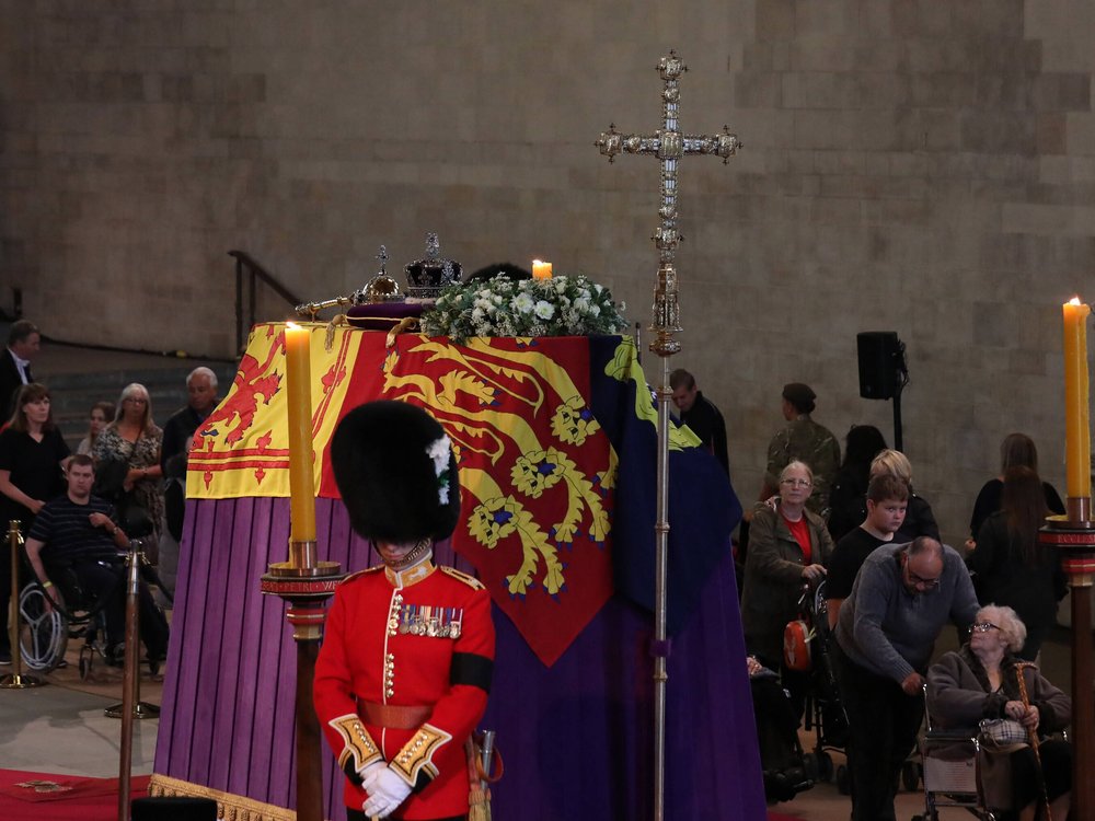 Der Sarg der Queen ist in der Westminster Hall aufgebahrt.