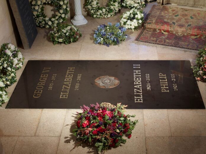 Knapp eine Woche nach der Beerdigung wurde das erste Bild des Grabs von Queen Elizabeth II. veröffentlicht.