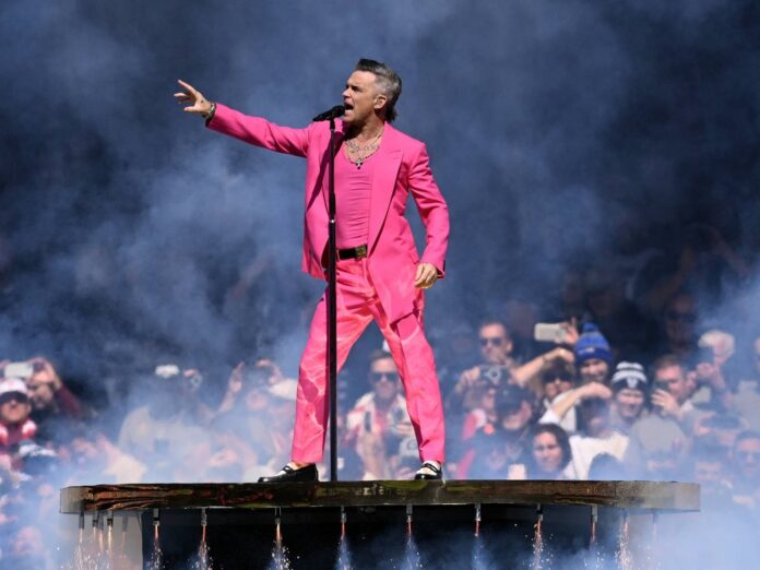Robbie Williams machte in seinem knallpinken Anzug eine gute Figur auf der Bühne.