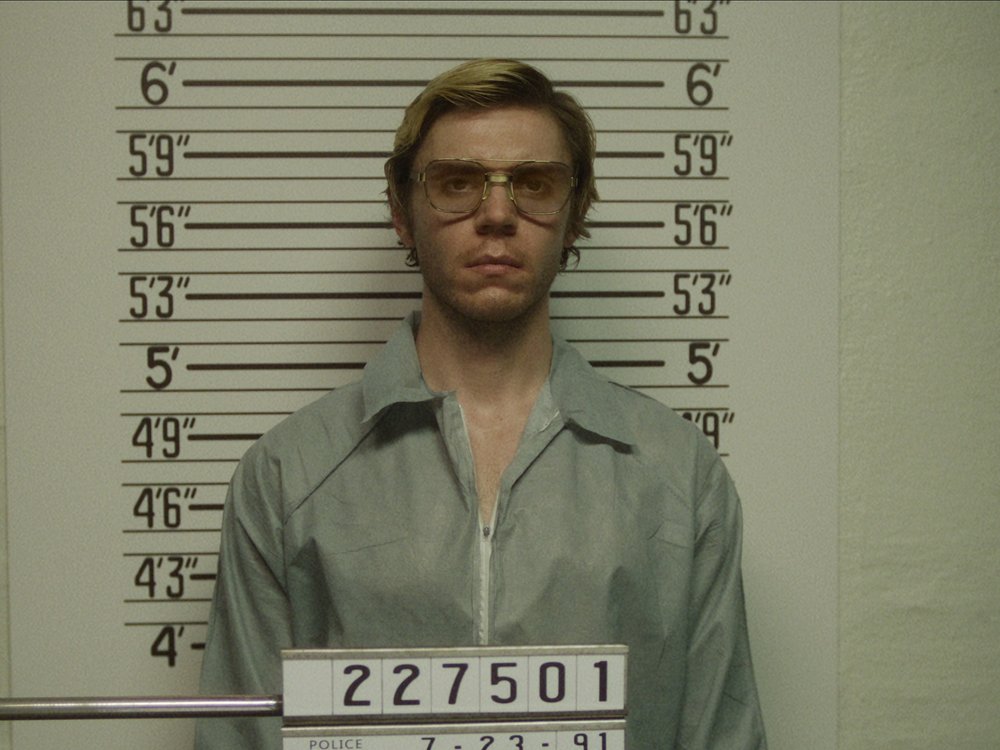 Evan Peters wird in "Dahmer - Monster: Die Geschichte von Jeffrey Dahmer" zu einem der berüchtigtsten Serienmörder der US-Geschichte.