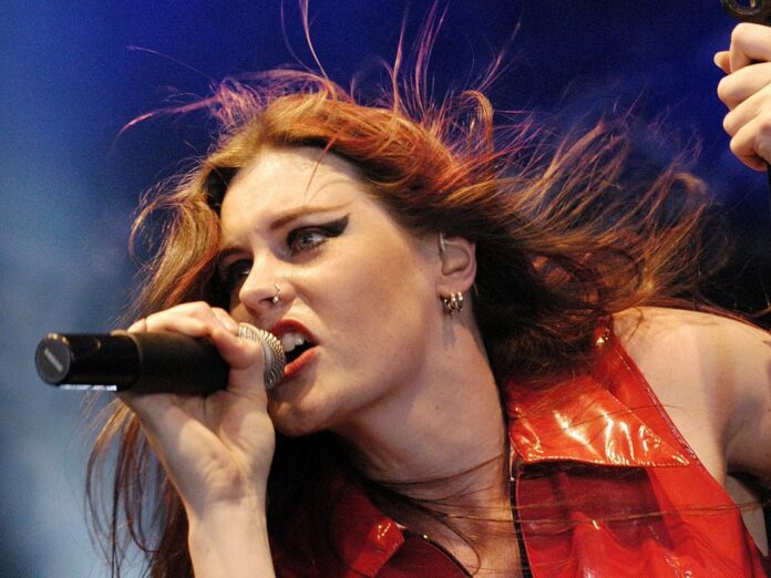 Floor Jansen hofft trotz ihrer Brustkrebs-Erkrankung die geplante Nightwish-Tournee antreten zu können.