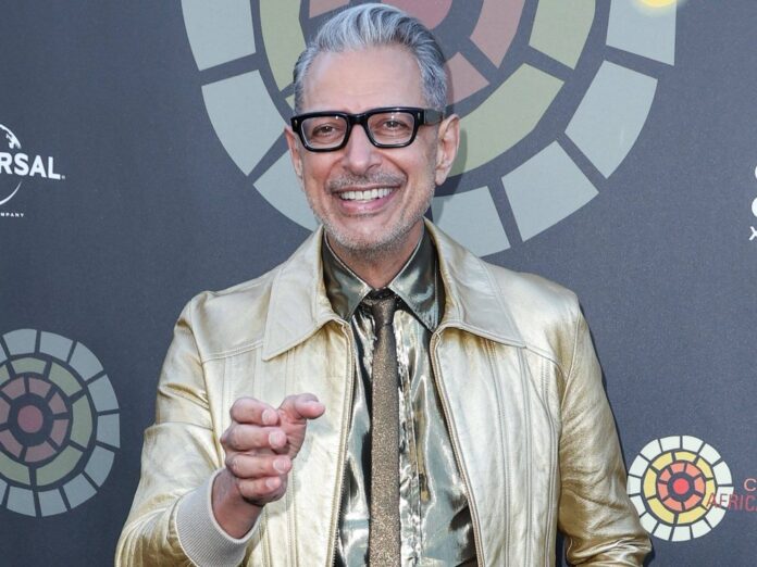 Ein goldenes Jackett mit passendem Hemd und Krawatte kann wahrlich nicht jeder tragen. Jeff Goldblum schon.