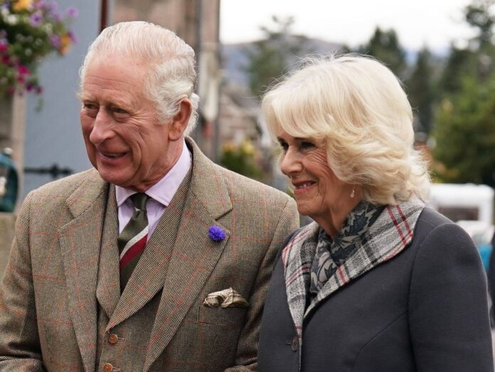 König Charles III. und die Königsgemahlin Camilla während ihres Besuchs im schottischen Ballater.