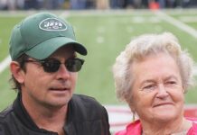 Michael J. Fox mit seiner Mutter Phyllis bei einem Football-Spiel.
