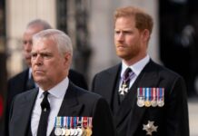 Prinz Andrew (li.) und Prinz Harry auf der Beerdigung der Queen.