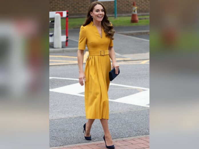 Prinzessin Kate besuchte im sonnengelben Kleid die Entbindungsstation des Royal Surrey County Hospitals.
