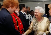 Ed Sheeran und Queen Elizabeth II. bei ihrem ersten Treffen im Jahr 2012.