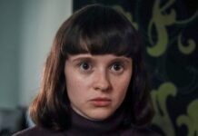 Nathalie (Maresi Riegner) unterzieht sich im "Tatort: Das Tor zur Hölle" einem Exorzismus.