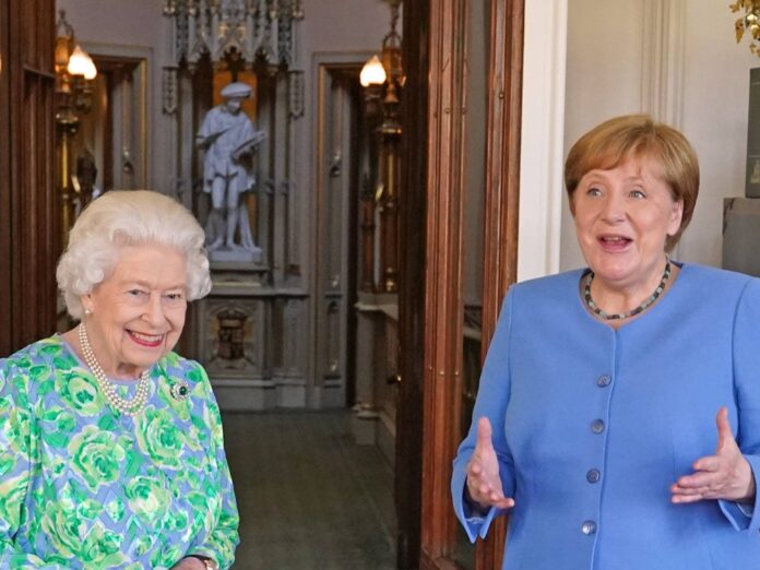 Angela Merkel (re.) mit Queen Elizabeth II. im Juli 2021 auf Schloss Windsor.
