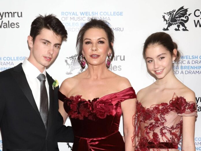 Catherine Zeta-Jones mit Tochter Carys und Sohn Dylan auf einem roten Teppich.