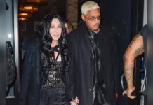 Cher und der 40 Jahre jüngere Alexander Edwards beim Verlassen des Restaurants - händchenhaltend.