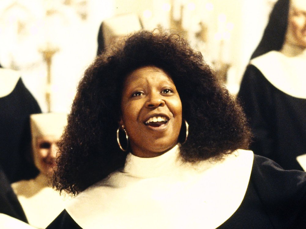 Whoopi Goldberg landete in "Sister Act" gegen ihren Willen im Kloster.