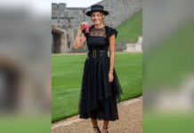 Strahlend präsentiert Emma Raducanu im Dior-Outfit ihren MBE-Orden.