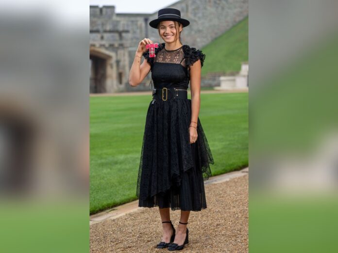 Strahlend präsentiert Emma Raducanu im Dior-Outfit ihren MBE-Orden.