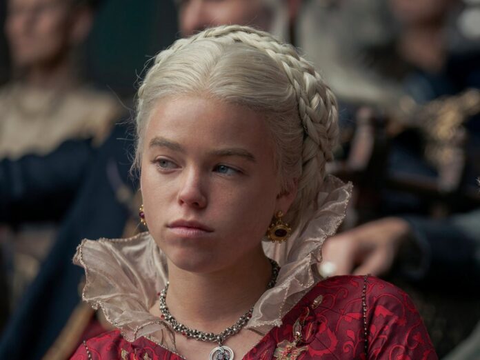 Prinzessin Rhaenyra Targaryen - hier gespielt von Milly Alcock - trägt das typische Eisblond ihrer Familie.