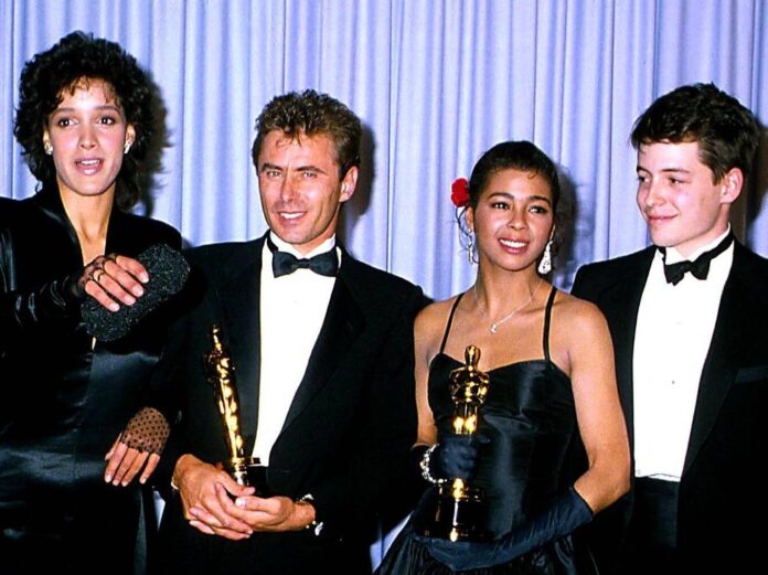 Jennifer Beals (l.) und Matthew Broderick (r.) überreichten 1984 einen Oscar an Keith Forsey und Irene Cara.