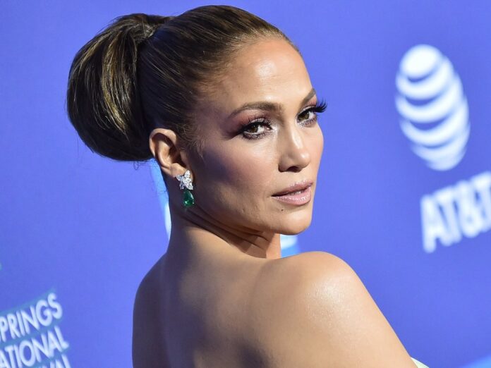 Jennifer Lopez macht es gerade spannend auf Social Media.