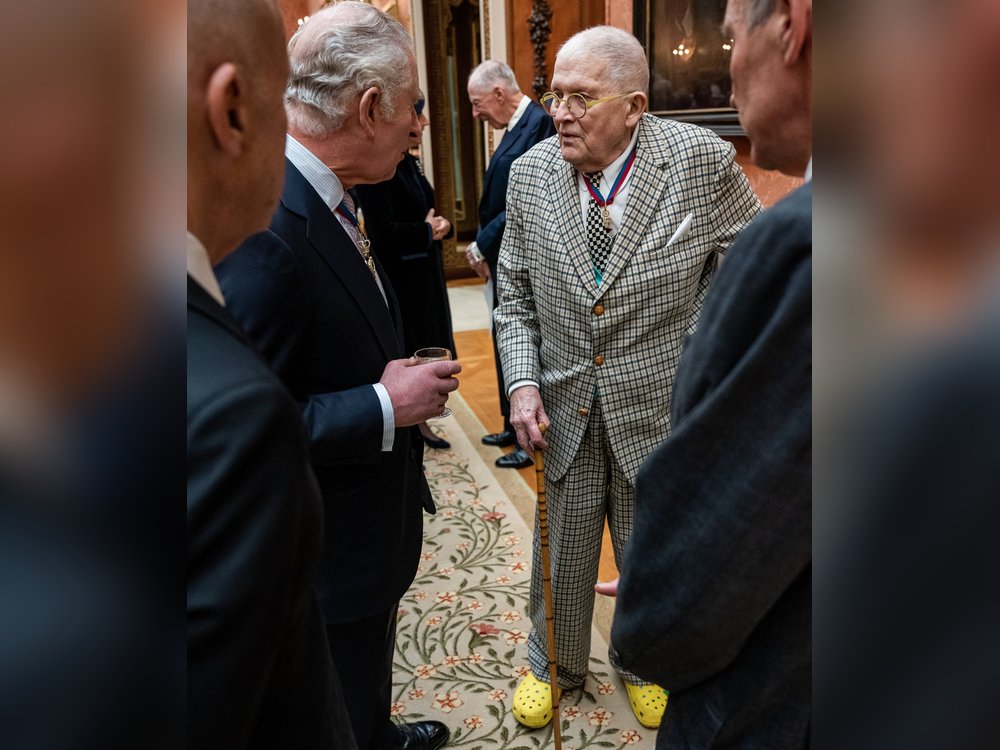 König Charles III. und David Hockney beim "Order of the Merit"-Treffen. Die knallgelben Crocs sind nicht zu übersehen.
