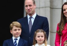 Prinzessin Charlotte neben ihrem älteren Bruder Prinz George im Kreis ihrer Familie.