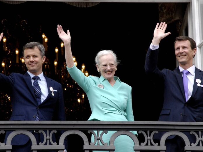 Königin Margrethe II. mit ihren beiden Söhnen Frederik (li.) und Joachim.