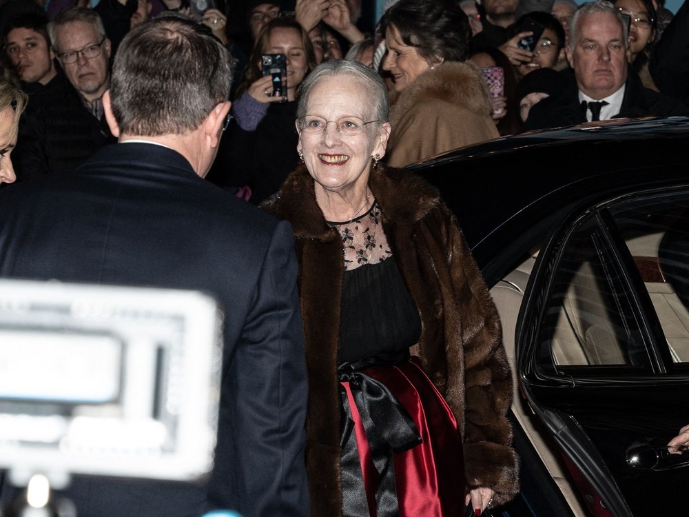 Königin Margrethe II. bei der Ankunft zur Aufführung.