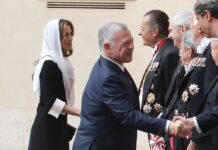 Königin Rania und König Abdullah II. werden im Vatikan begrüßt.