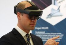Sieht man auch nicht alle Tage: Prinz William mit VR-Brille
