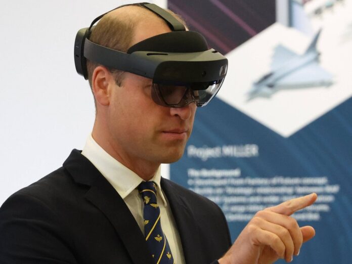 Sieht man auch nicht alle Tage: Prinz William mit VR-Brille