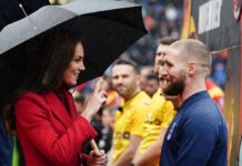 Prinzessin Kate beim Rugby: Sie deutete mit gekreuzten Fingern an