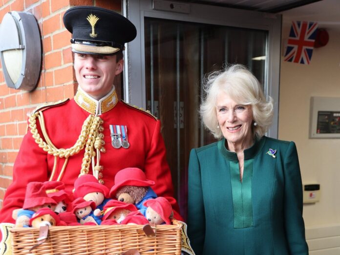 Königsgemahlin Camilla hat einige Paddington-Bären verschenkt.