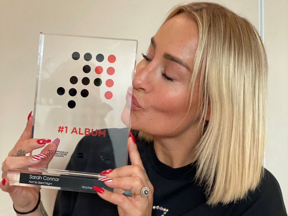 Sarah Connor freut sich über den "Nummer 1 Award" für ihr Album "Not So Silent Night".