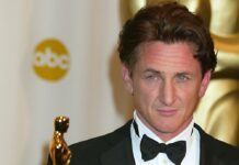 Für die Hauptrolle in "Mystic River" und in "Milk" erhielt Sean Penn 2004 und 2009 jeweils den Oscar. Über 13 Jahre später reicht er eine der begehrten Trophäen an den Präsidenten der Ukraine weiter.