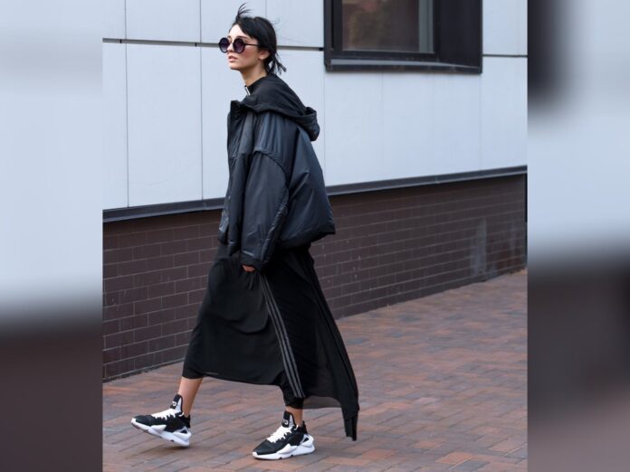 Die Fashion-Profis machen es vor: Mit schwarzen Sneakern ist man in diesem Herbst und Winter modisch up to date.