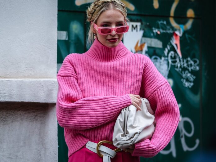 Bloggerin und Influencerin Leonie Hanne in einem kuscheligen Strickpullover in leuchtendem Pink.