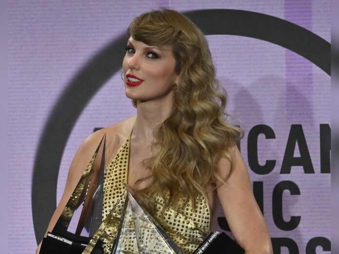 Taylor Swift in Los Angeles mit ihren Preisen.