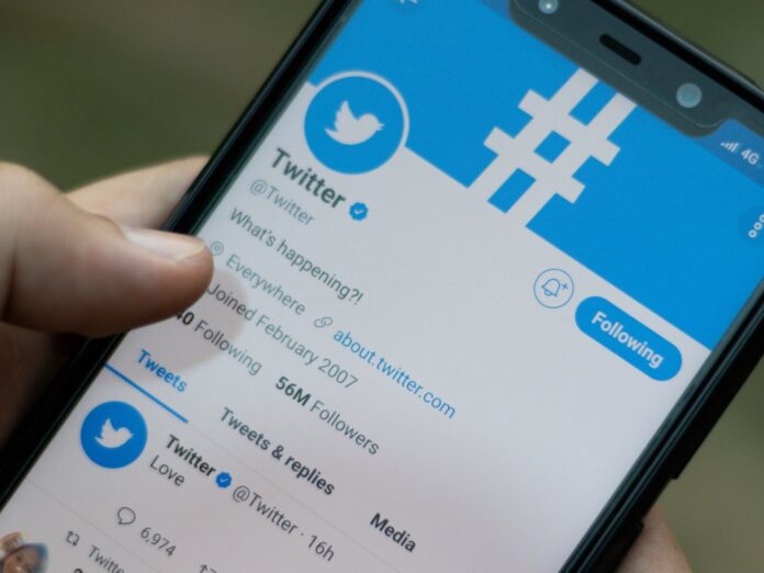 Auf Twitter wird künftig ein neues Symbol die Echtheit offizieller Accounts bestätigen.