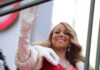 Alle Jahre wieder: Mariah Carey grüßt mit "All I Want For Christmas Is You" mal wieder von der Chartspitze.