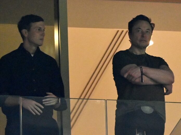 Jared Kushner (l.) und Elon Musk beim WM-Finale in Katar.