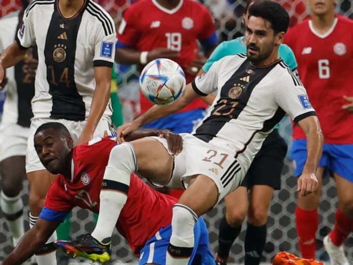 Die deutsche Mannschaft um Ilkay Gündogan (r.) gewann bei der WM zwar gegen Joel Campbells (l.) Costa Rica
