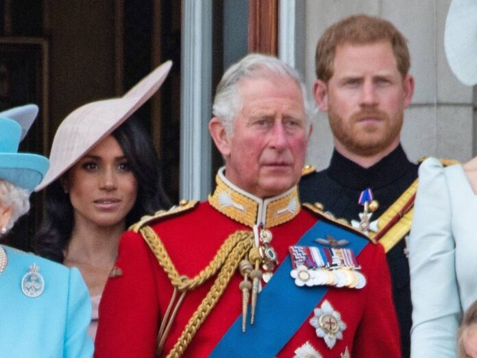 König Charles III. hat Harry (r.) und Meghan zur Krönung eingeladen.