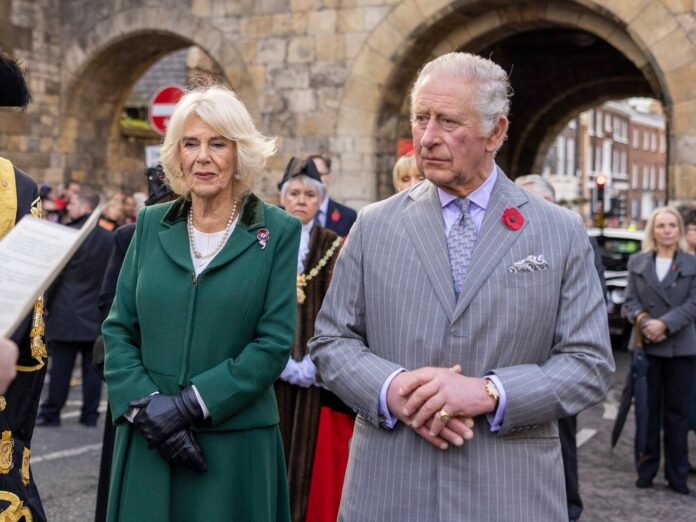 König Charles III. und Königsgemahlin Camilla wollen mit Ngozi Fulani über den rassistischen Vorfall bei einem Event im Buckingham Palast sprechen.
