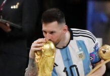Lionel Messi küsste am Sonntag den WM-Pokal.