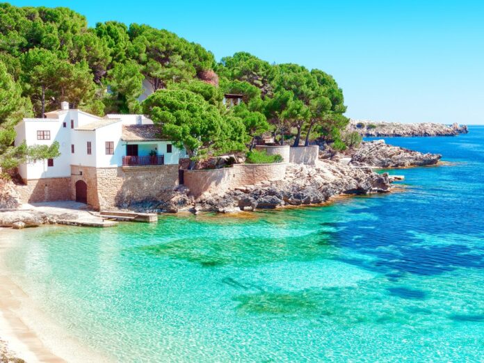 Ein Urlaub auf der spanischen Insel Mallorca kann sich für eine Familie lohnen.