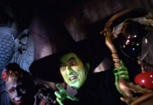 Die böse Hexe des Westens (Margaret Hamilton) mit ihrer Sanduhr.
