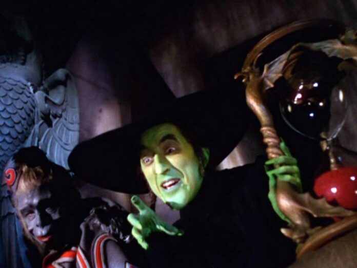 Die böse Hexe des Westens (Margaret Hamilton) mit ihrer Sanduhr.