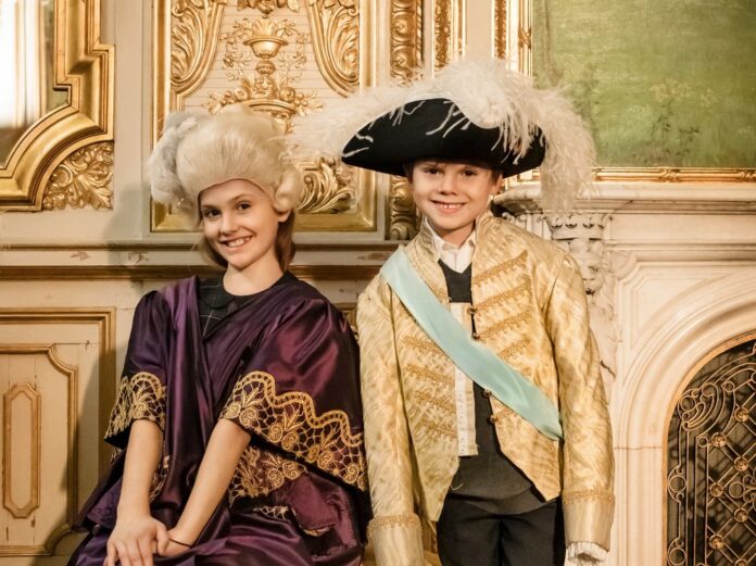 Die Kinder von Kronprinzessin Victoria genießen ihren Opern-Besuch.