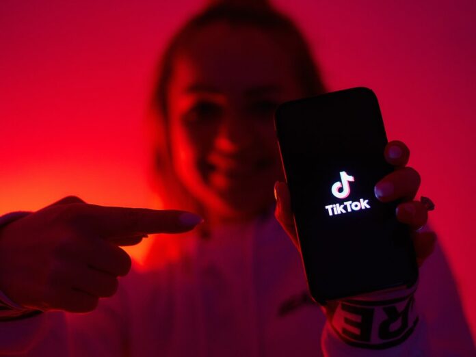 Vor allem junge Menschen auf der ganzen Welt haben Spaß mit der chinesischen Video-App TikTok. Doch damit könnte für Nutzer in den USA bald Schluss sein.